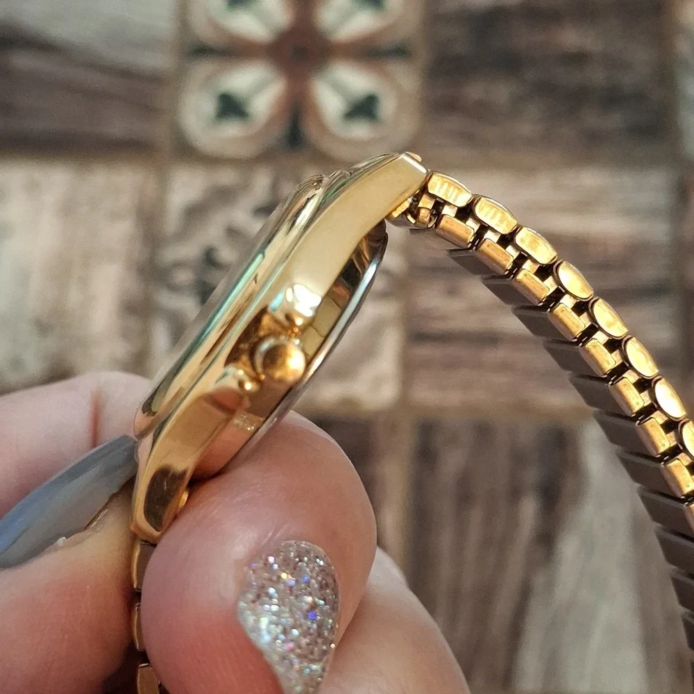 Waltham WEO19 Ladies Goldtone Watch. Quartz Movement, Day/Date, Stretch Band.